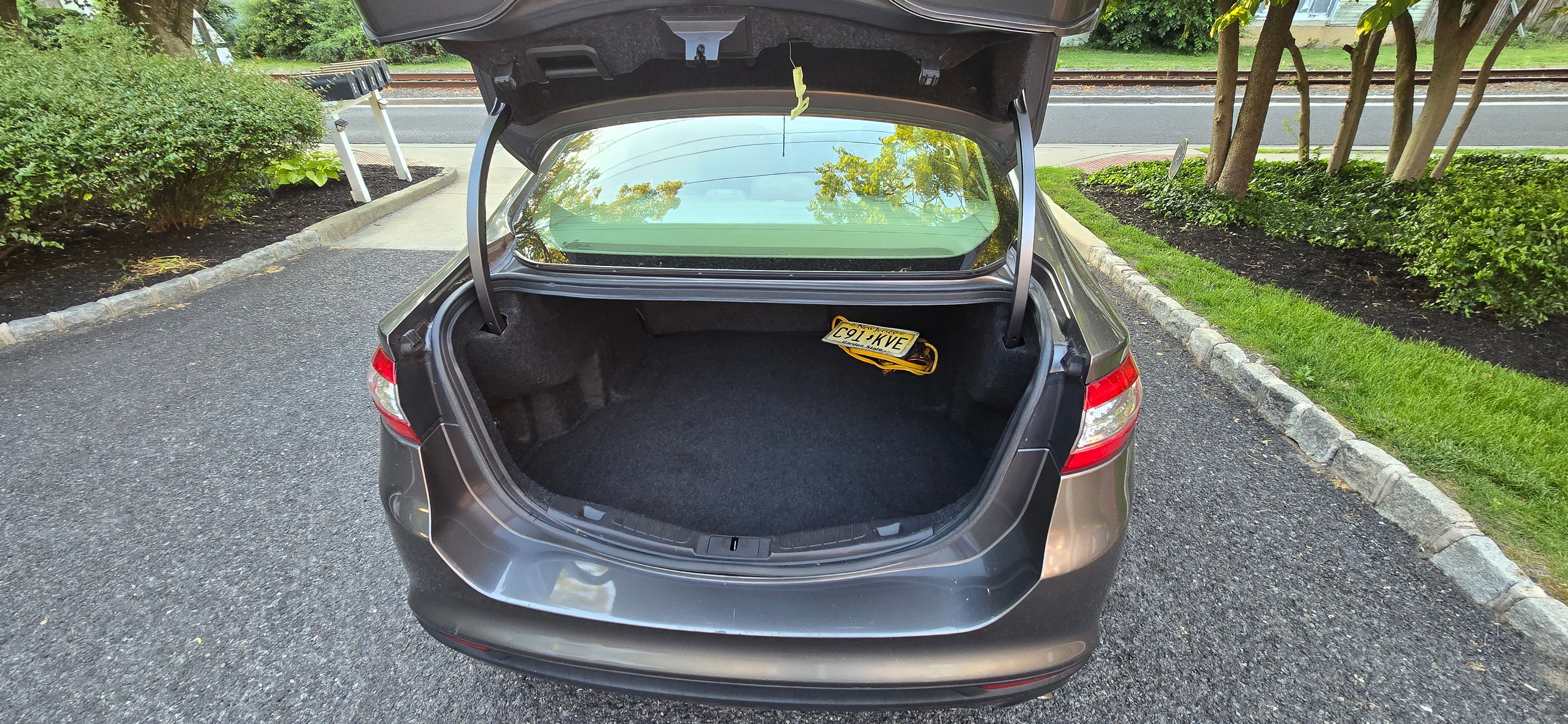 Used 2014 Ford Fusion SE w/ Equipment Group 202A FWD image 8