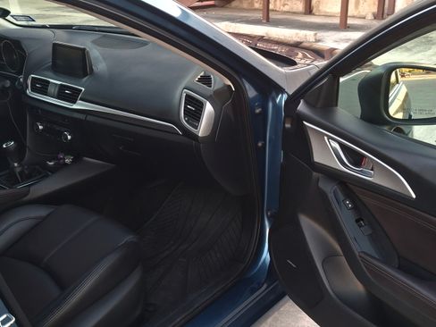 Used 2018 MAZDA MAZDA3 Touring image 15
