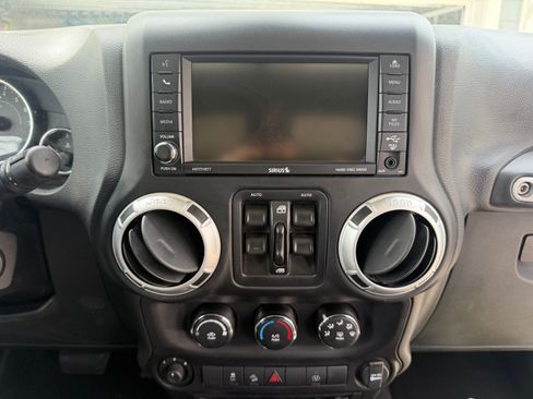 Used 2015 Jeep Wrangler Unlimited Sahara image 12