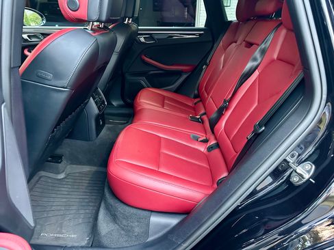 Used 2023 Porsche Macan image 16