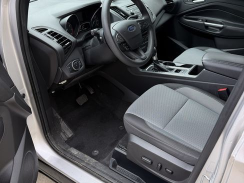 Used 2017 Ford Escape SE image 2