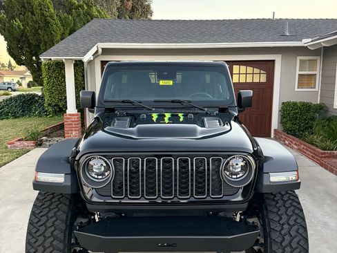 Used 2025 Jeep Wrangler Unlimited Rubicon image 2