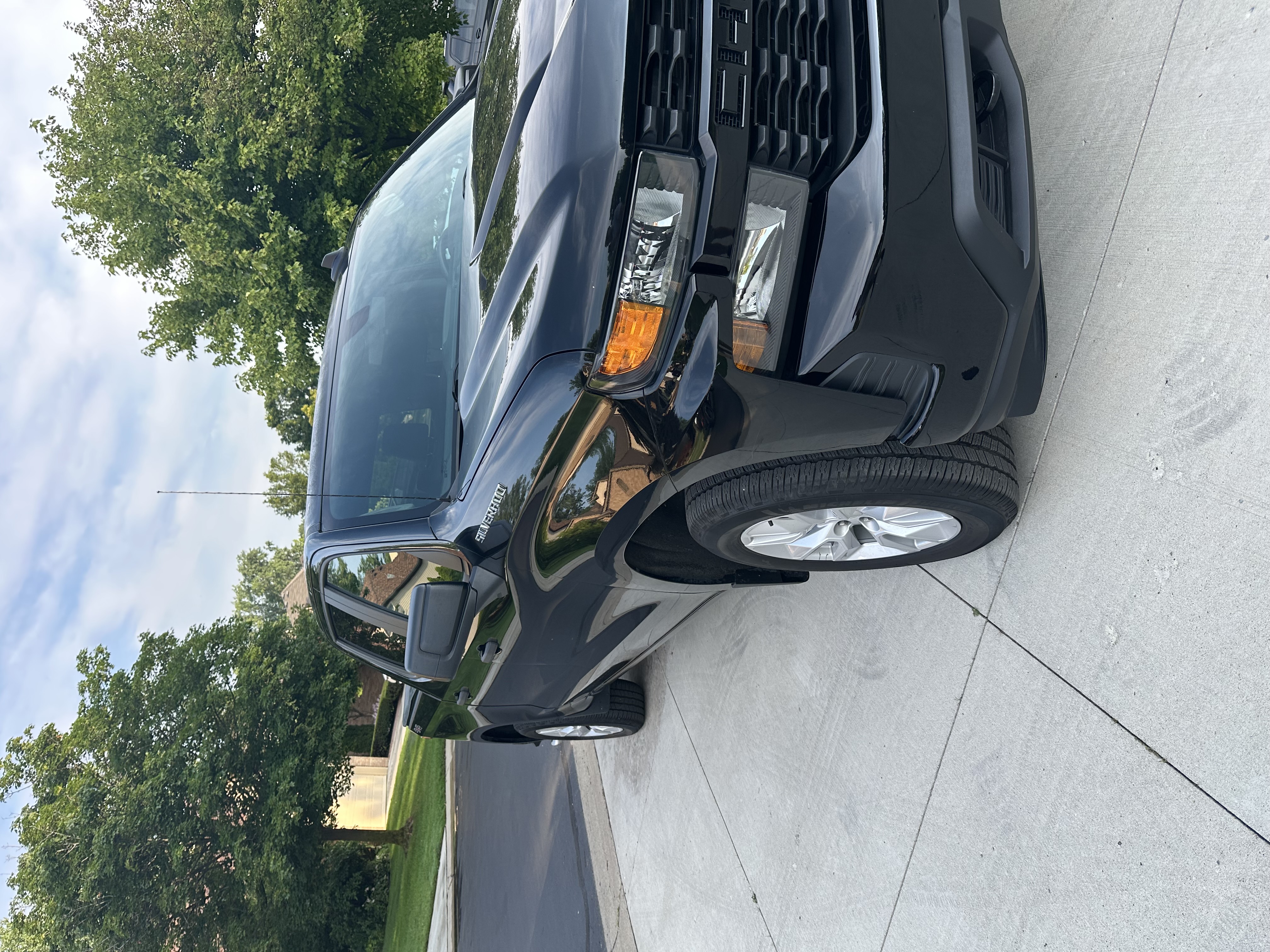 Used 2019 Chevrolet Silverado 1500 Custom w/ Custom Value Package AWD/4WD image 2