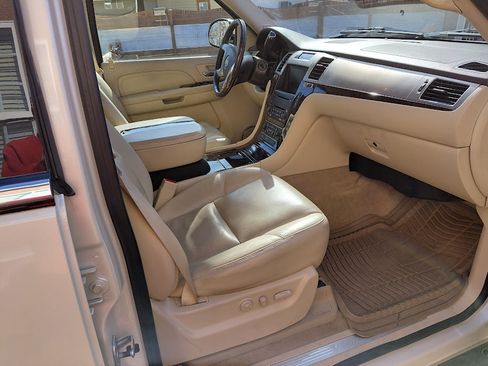 Used 2007 Cadillac Escalade Luxury w/ Information Package image 10