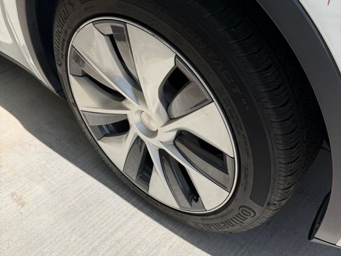 Used 2020 Tesla Model Y Long Range image 6