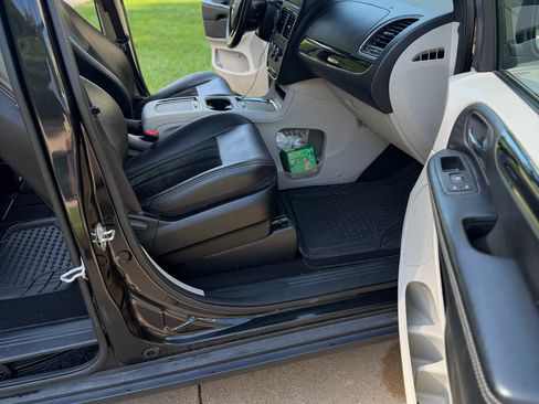 Used 2017 Dodge Grand Caravan SXT FWD image 19
