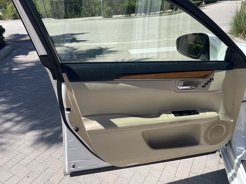 Used 2014 Lexus ES 300h w/ Luxury Package w/Bamboo Trim FWD image 23