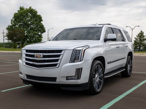 Used 2016 Cadillac Escalade Luxury AWD/4WD image 1
