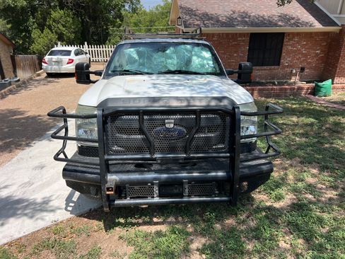 Used 2016 Ford F250 XL w/ Power Equipment Group RWD image 2