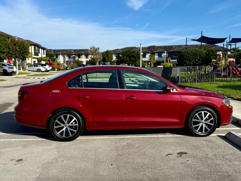 Used 2017 Volkswagen Jetta SE image 2