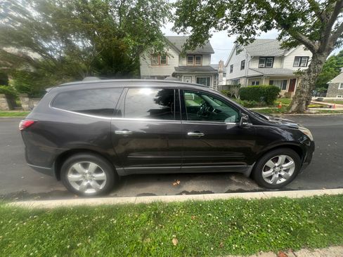 Used 2017 Chevrolet Traverse LT w/ Style and Technology Package FWD image 4