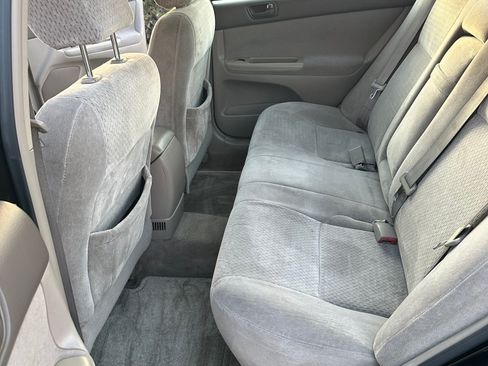 Used 2004 Toyota Camry LE image 9