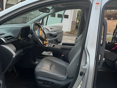 Used 2022 Toyota Sienna XLE FWD image 10