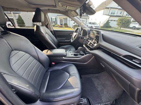 Used 2021 Toyota Highlander XLE AWD/4WD image 17