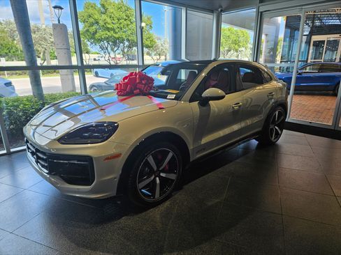 Used 2025 Porsche Cayenne GTS image 2
