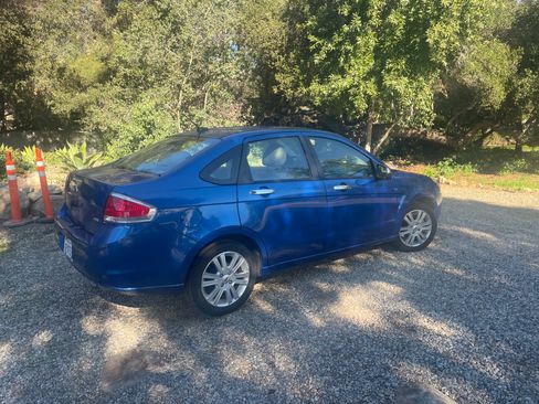 Used 2011 Ford Focus SEL image 1