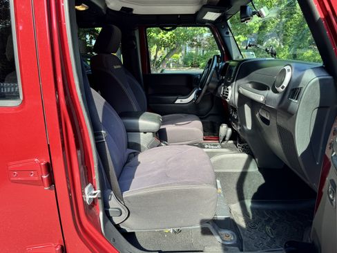 Used 2013 Jeep Wrangler Unlimited Sahara w/ Dual Top Group AWD/4WD image 11