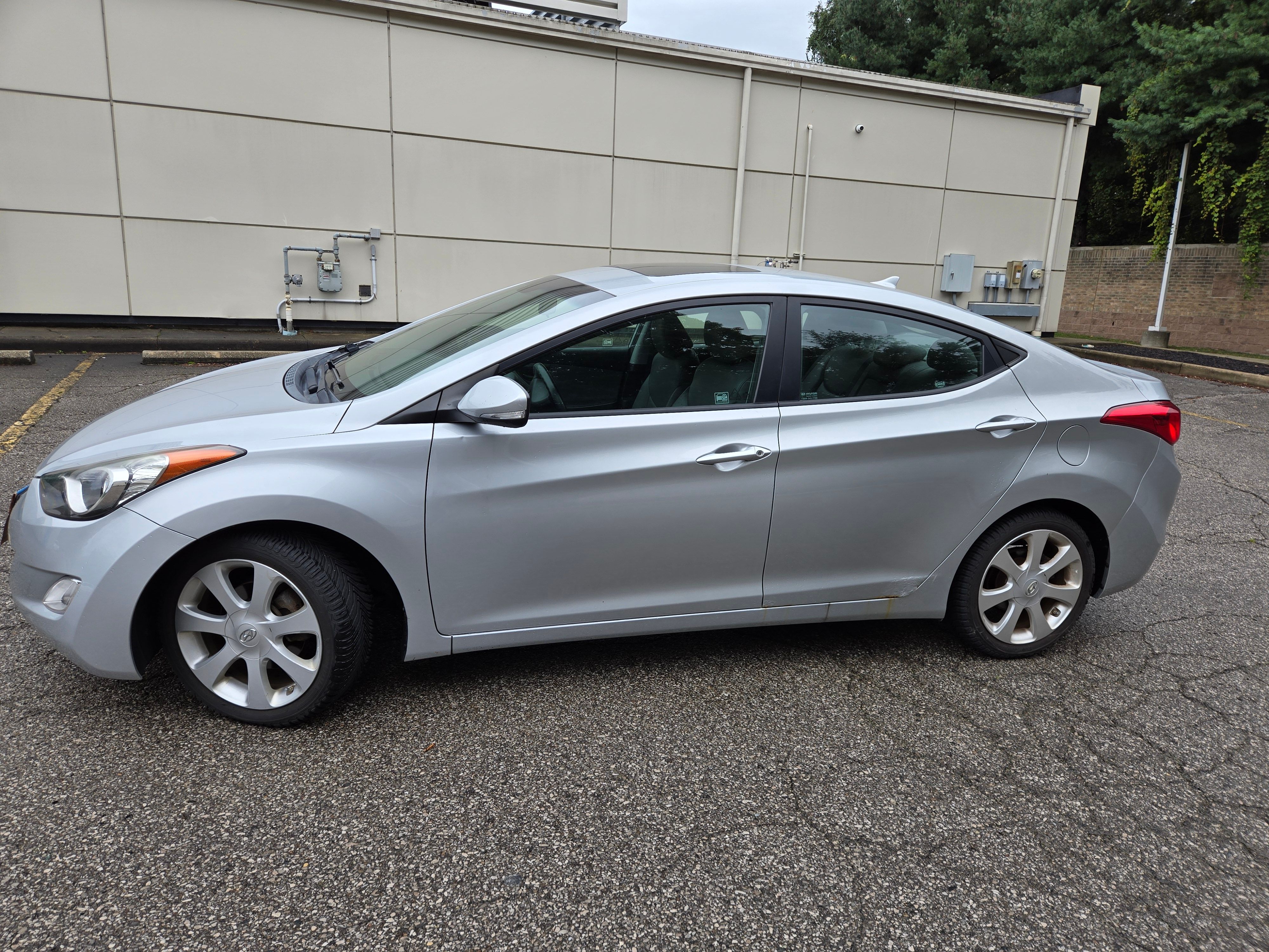 Used 2011 Hyundai Elantra Limited FWD image 2