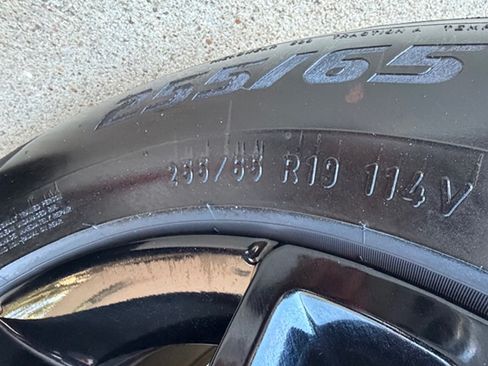 Used 2024 Land Rover Defender 110 X-Dynamic SE image 24