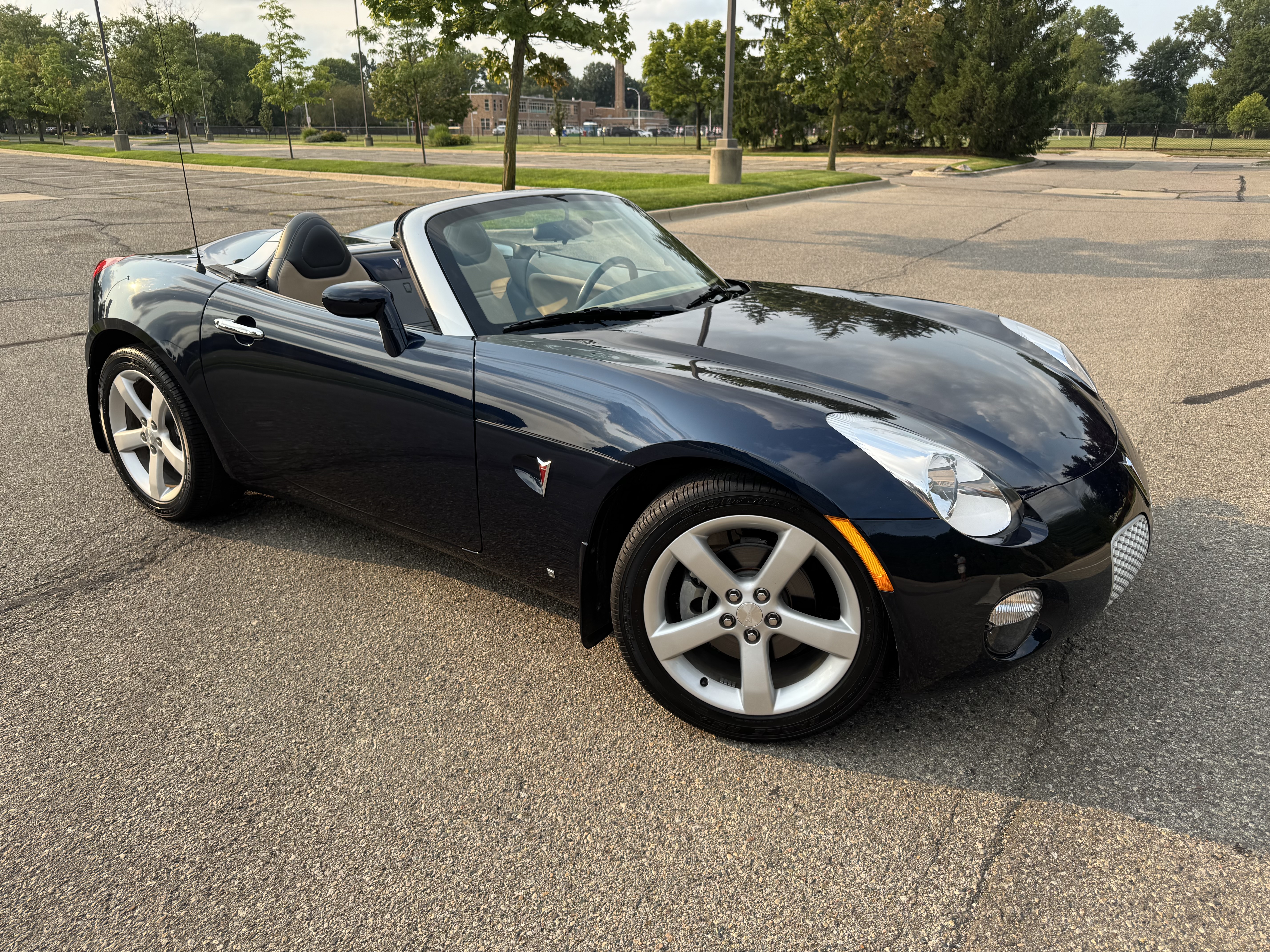 Used 2006 Pontiac Solstice Convertible w/ Premium Package RWD image 13