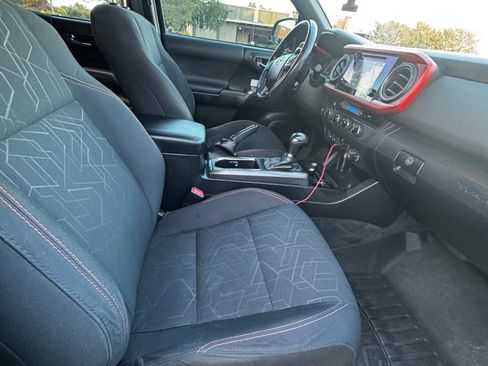 Used 2017 Toyota Tacoma TRD Off-Road w/ Premium & Technology Package AWD/4WD image 18