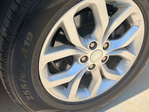 Used 2020 Land Rover Discovery SE image 4