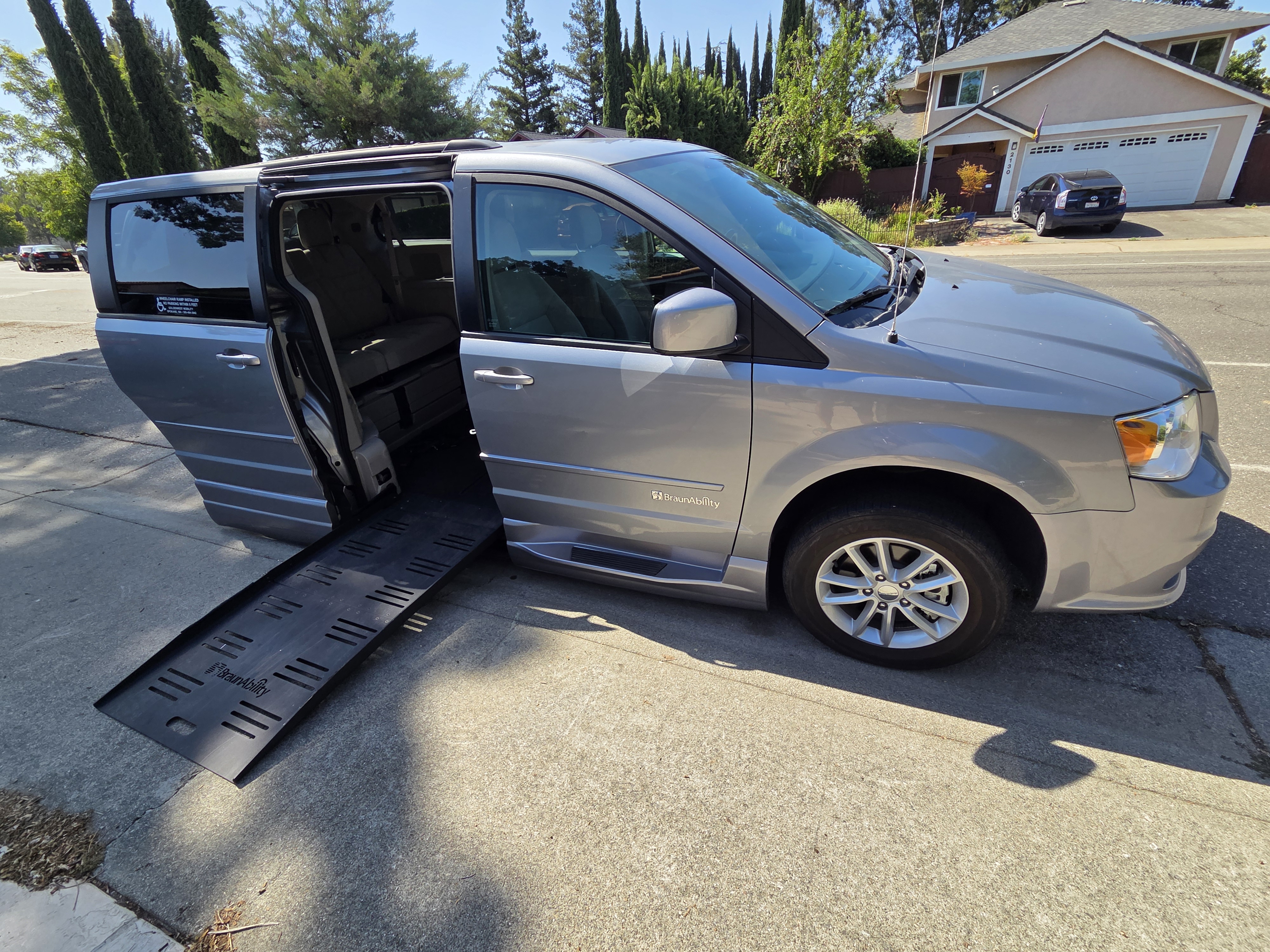 Used 2015 Dodge Grand Caravan SXT w/ UConnect Hands-Free Group FWD image 4