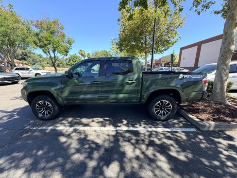 Used 2021 Toyota Tacoma TRD Sport w/ TRD Premium Sport Package AWD/4WD image 4