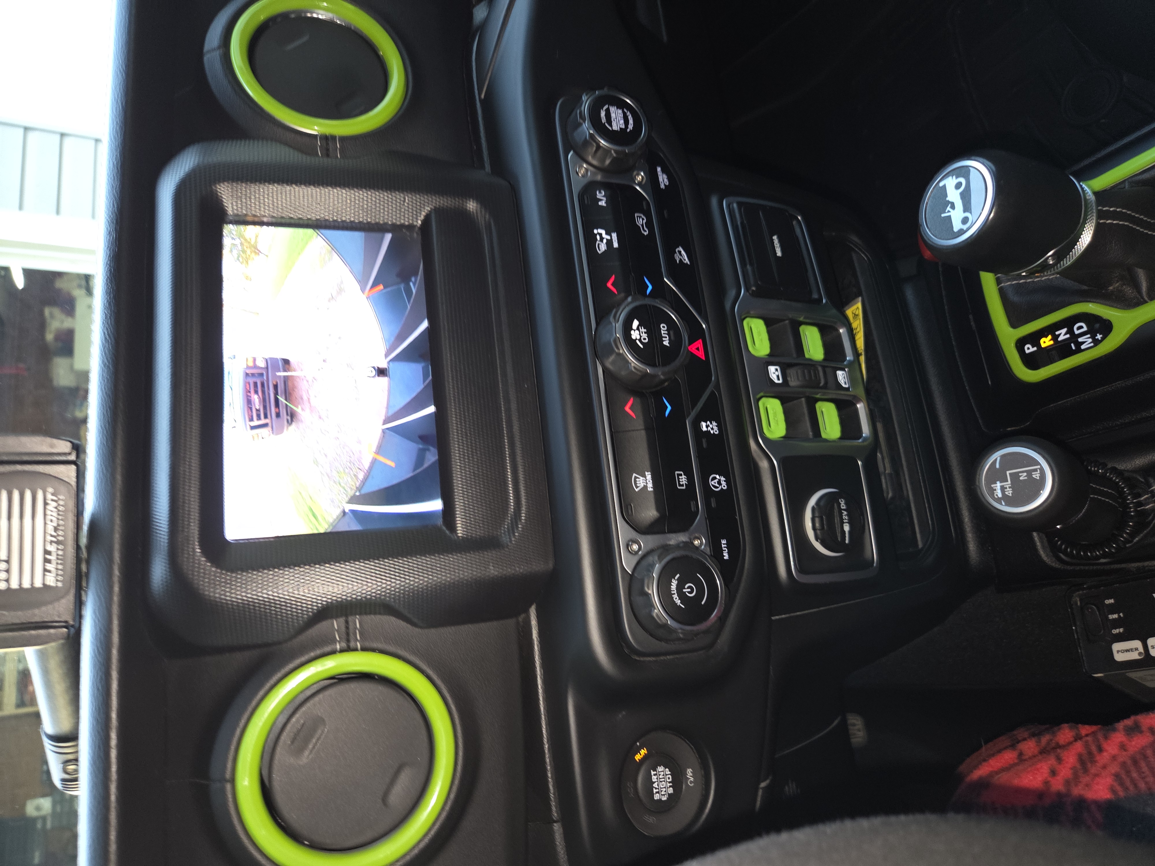 Used 2018 Jeep Wrangler Unlimited Sahara AWD/4WD image 16