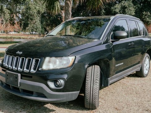 Used 2013 Jeep Compass Latitude image 1