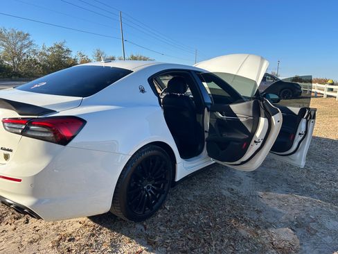 Used 2021 Maserati Ghibli image 12