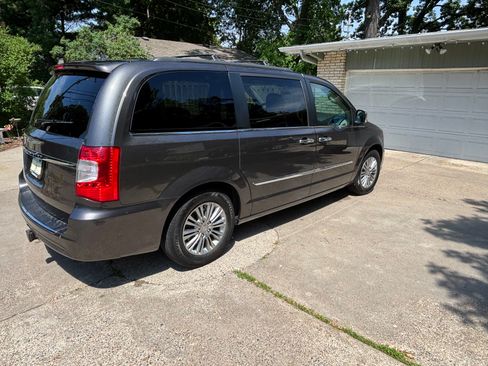 Used 2016 Chrysler Town & Country Touring-L FWD image 5