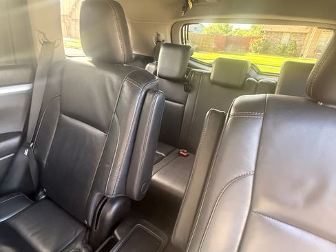 Used 2016 Toyota Highlander XLE FWD image 2