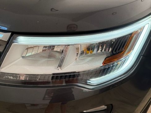 Used 2018 Ford Explorer XLT w/ Equipment Group 201A FWD image 13