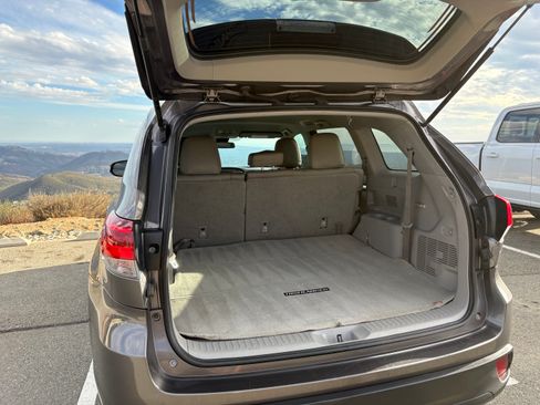Used 2017 Toyota Highlander LE w/ Carpet Mat Package FWD image 5