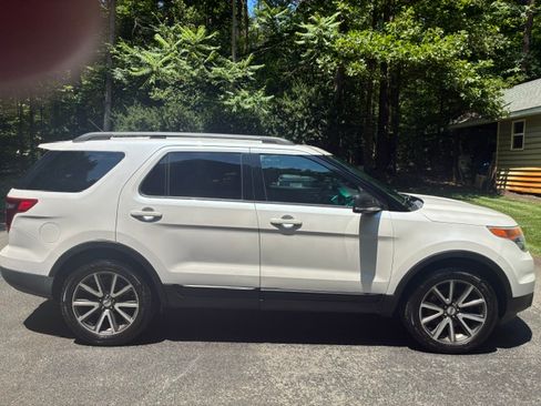 Used 2015 Ford Explorer XLT w/ Equipment Group 202B AWD/4WD image 8