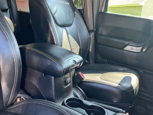 Used 2016 Jeep Wrangler Unlimited Rubicon AWD/4WD image 9