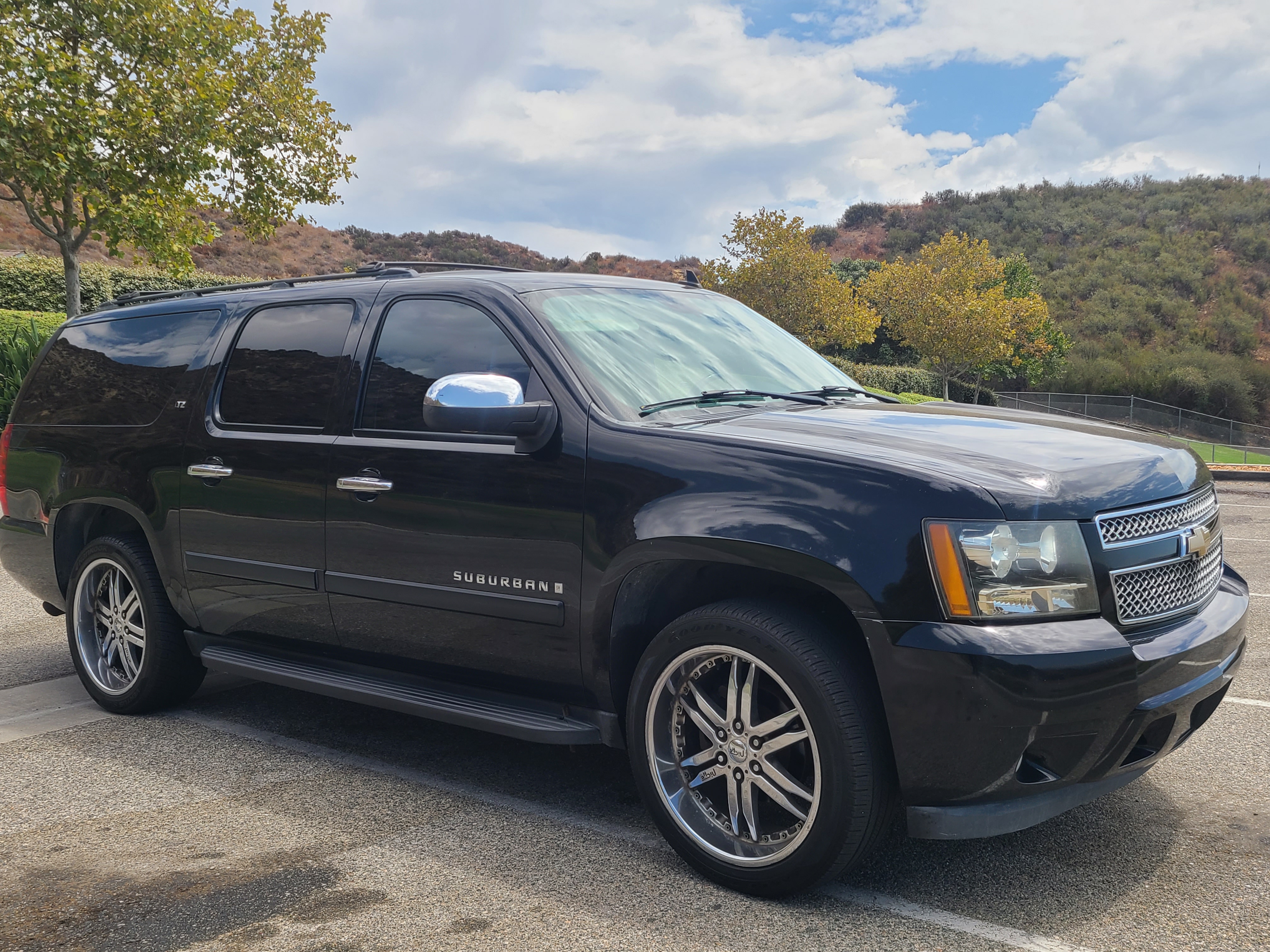 Used 2007 Chevrolet Suburban LTZ w/ LTZ Preferred Equipment Group RWD image 7