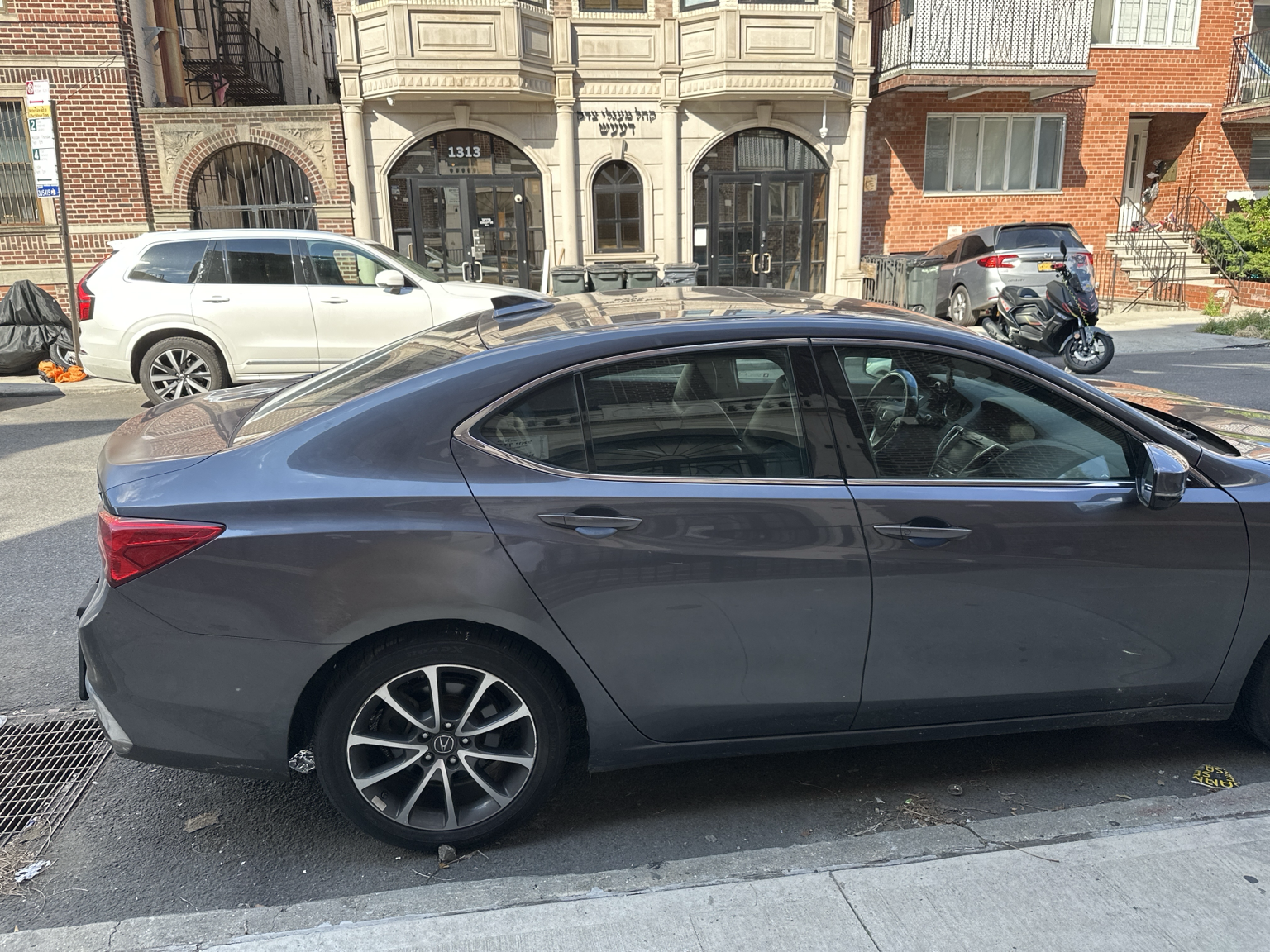Used 2018 Acura TLX V6 FWD image 2