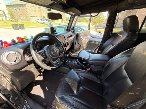 Used 2014 Jeep Wrangler Unlimited Sahara w/ Connectivity Group AWD/4WD image 11