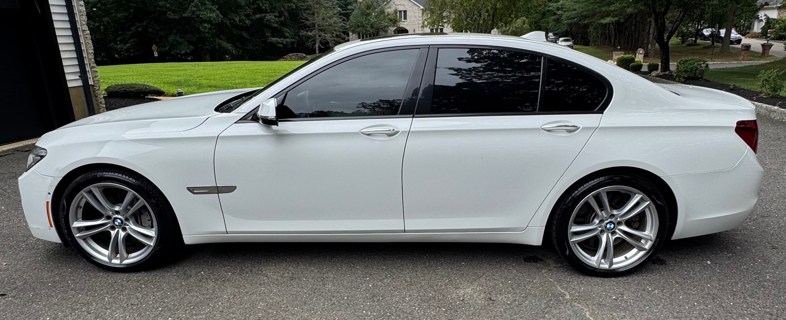 Used 2015 BMW 750i RWD image 2