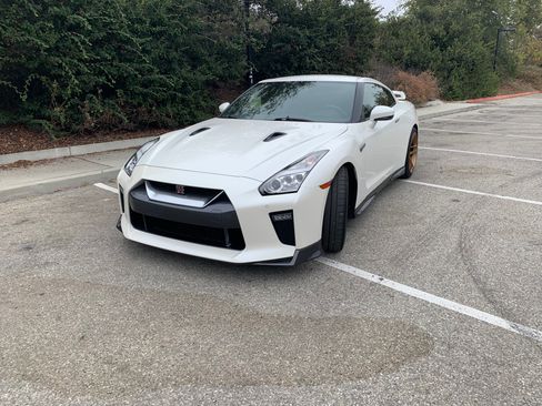 Used 2018 Nissan GT-R Premium image 2