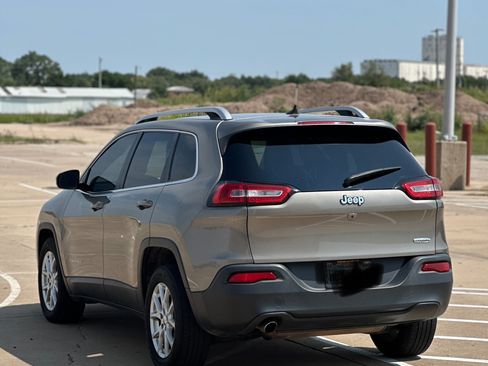 Used 2017 Jeep Cherokee Latitude image 4