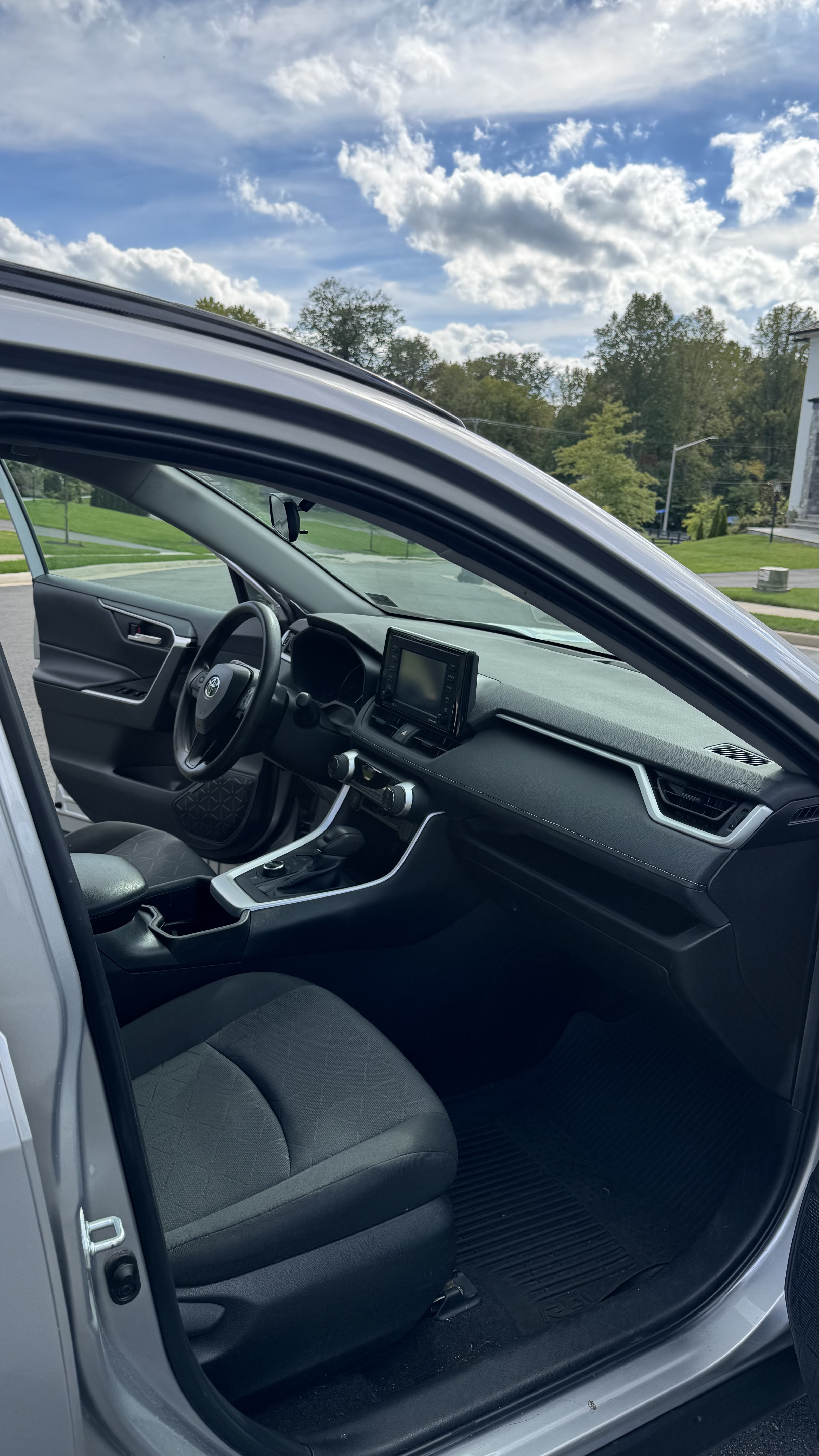 Used 2022 Toyota RAV4 XLE AWD/4WD image 11