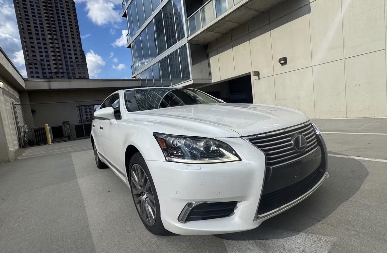 Used 2015 Lexus LS 460 w/ Ultra Luxury Package RWD image 4