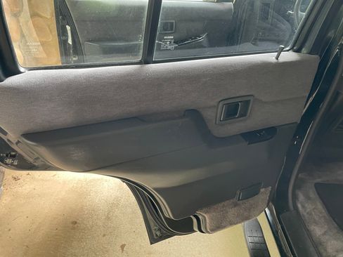 Used 1993 Nissan Pathfinder XE AWD/4WD image 2