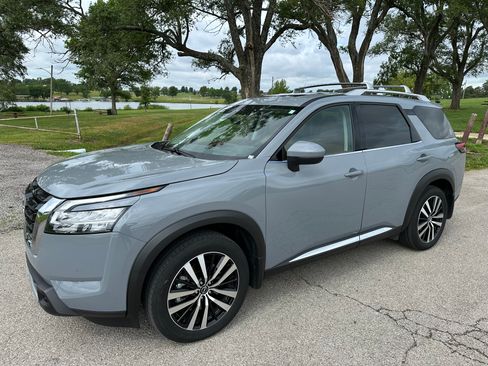 Used 2024 Nissan Pathfinder Platinum AWD/4WD image 4