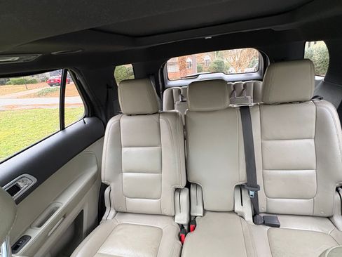 Used 2015 Ford Explorer XLT w/ Equipment Group 202A image 10