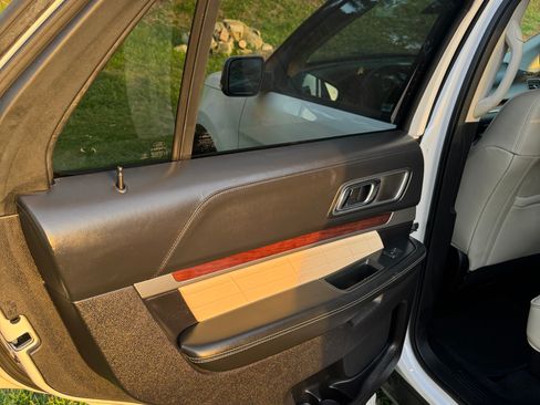 Used 2019 Ford Explorer Platinum image 12