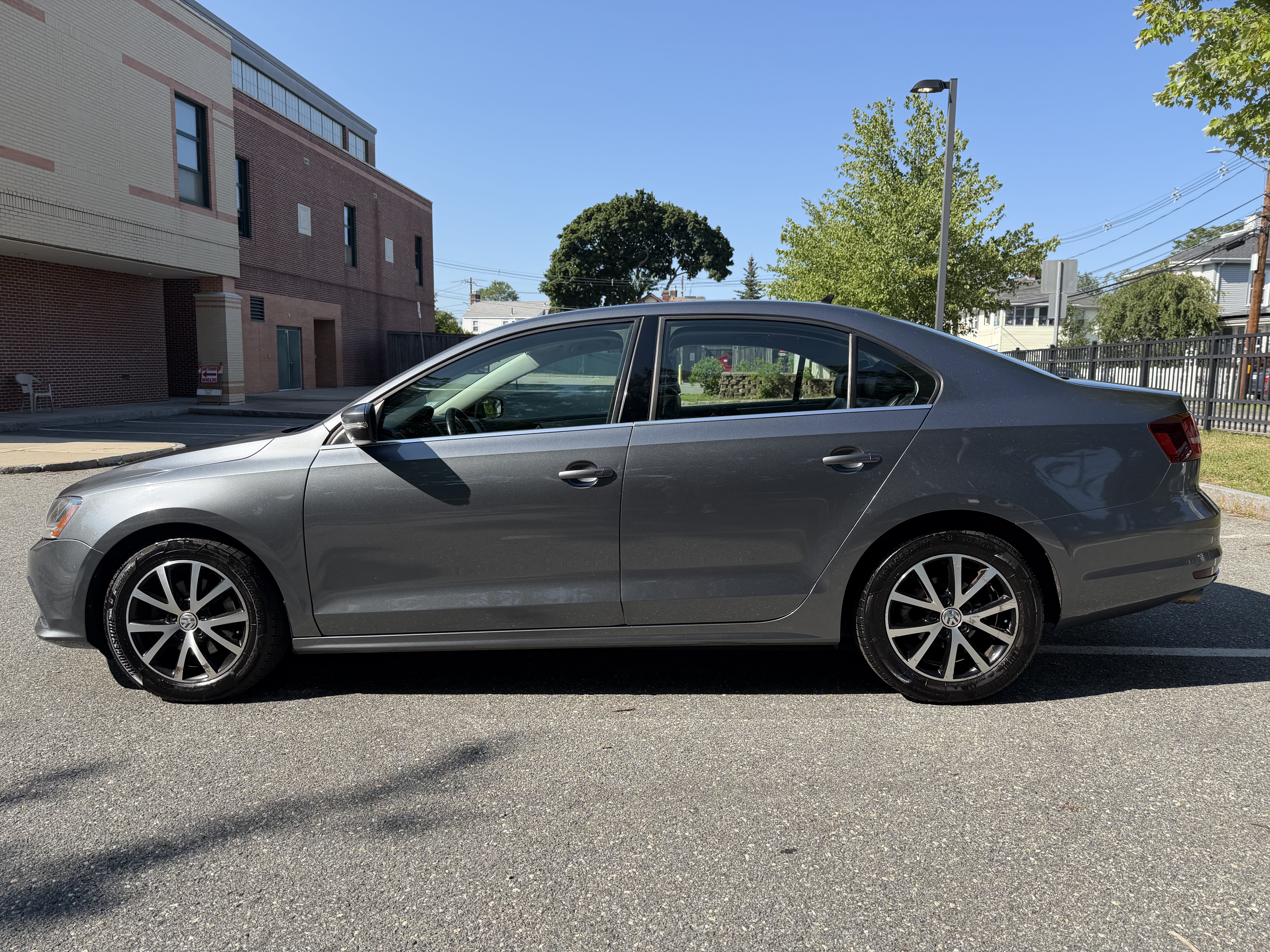 Used 2017 Volkswagen Jetta SE FWD image 1